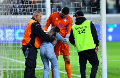 Γλίστρησε, την παρηγόρησε και της έδωσε τη φανέλα του (pics)