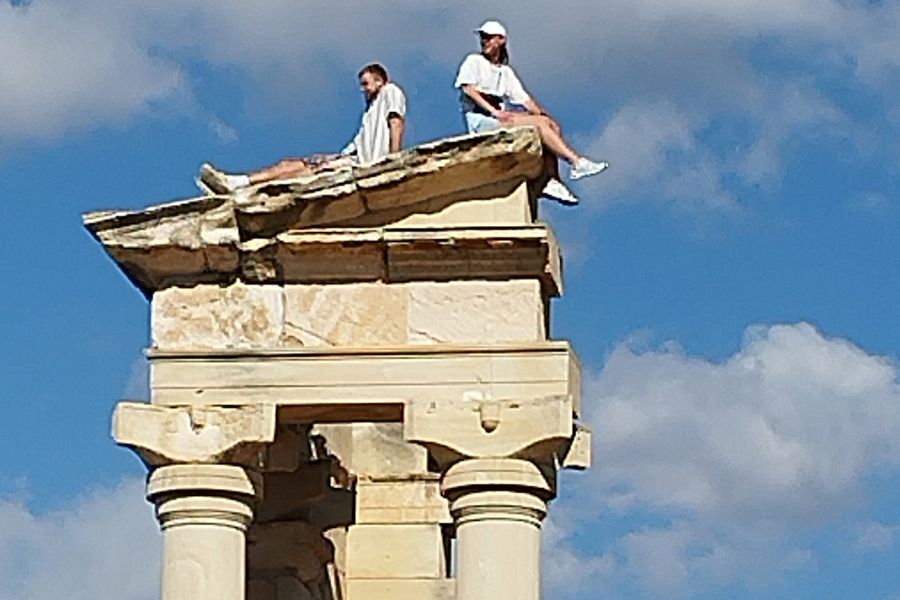 Απαράδεκτο: Τουρίστες ανέβηκαν στο Ιερό του Απόλλωνα Υλάτη (ΦΩΤΟΣ)