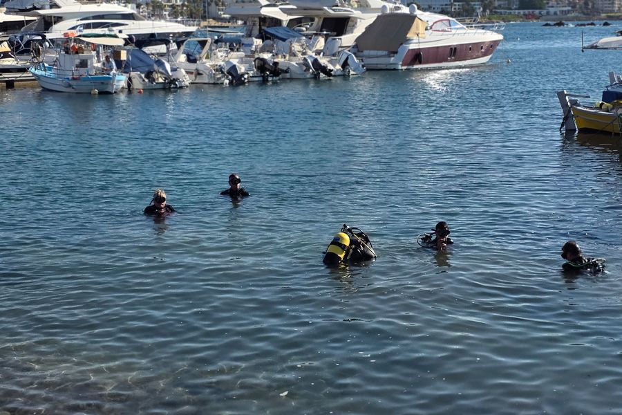 Τροχοί αυτοκινήτων και νταλικών στα νερά της Πάφου