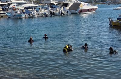 Τροχοί αυτοκινήτων και νταλικών στα νερά της Πάφου