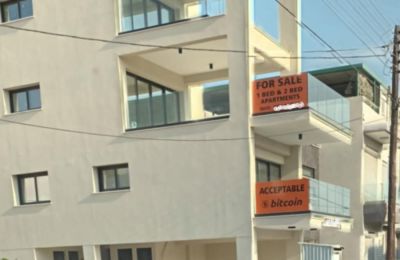 Η επιγραφή «bitcoin acceptable», σε ακίνητο στη Λεμεσό, ενημερώνει τους υποψήφιους αγοραστές πως δεν είναι απαραίτητο να πληρώσουν σε πραγματικό χρήμα (Φωτογραφία: 24News) 