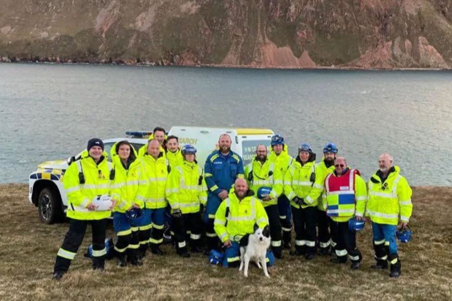 Επιχείρηση διάσωσης σκύλου που έπεσε σε γκρεμό 30 μέτρων (ΦΩΤΟ)