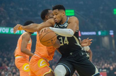 Τραυματίστηκε ο Γιάννης Αντετοκούνμπο