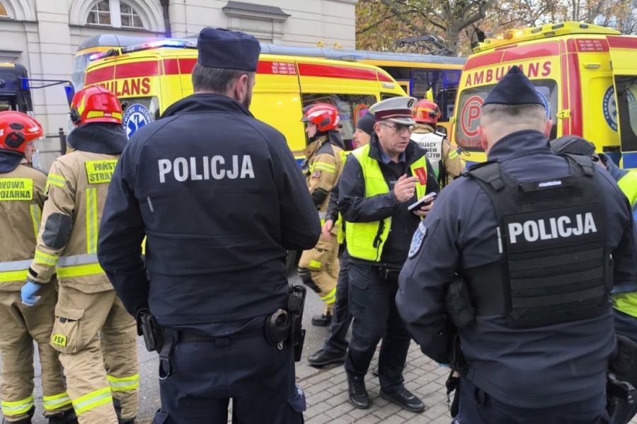 Σύγκρουση λεωφορείου με δύο τραμ στο κέντρο της Βαρσοβίας