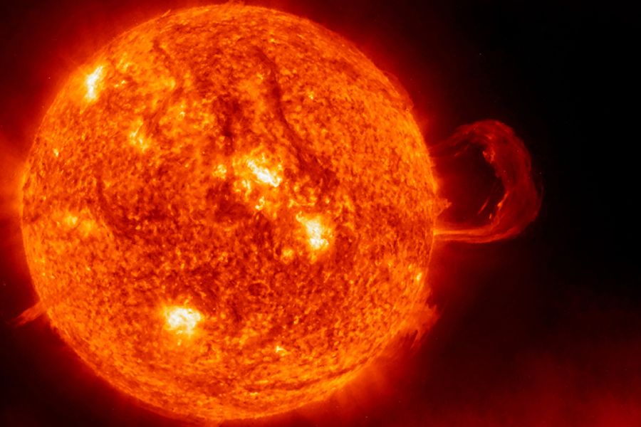 Η απίστευτη φωτογραφία αλεξιπτωτιστή που «διασχίζει» τον Ήλιο