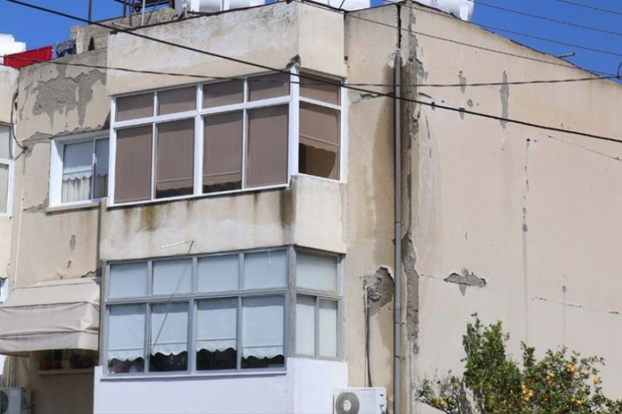 Ένοικοι πολυκατοικιών μετακινούνται με το forklift της Πυροσβεστικής