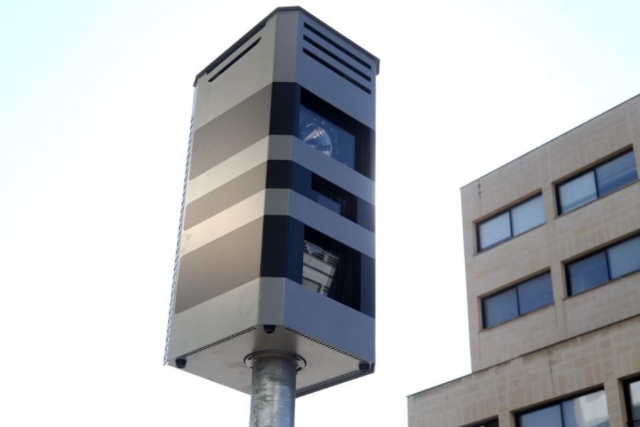 Ασθενοφόρο δεν έβρισκε χώρο να περάσει σε διασταύρωση με κάμερες