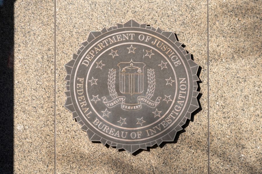 Υπάλληλος του FBI απολύθηκε γιατί έφερε στο γραφείο σημαία της ΛΟΑΤΚΙ+