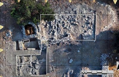 Στη θέση Μενόγεια Λίμνες, η ανασκαφή επικεντρώθηκε σε σημείο που υποδεικνύεται ως εργαστήριο παραγωγής κεραμικής 5ου-7ου αιώνα μ.Χ.