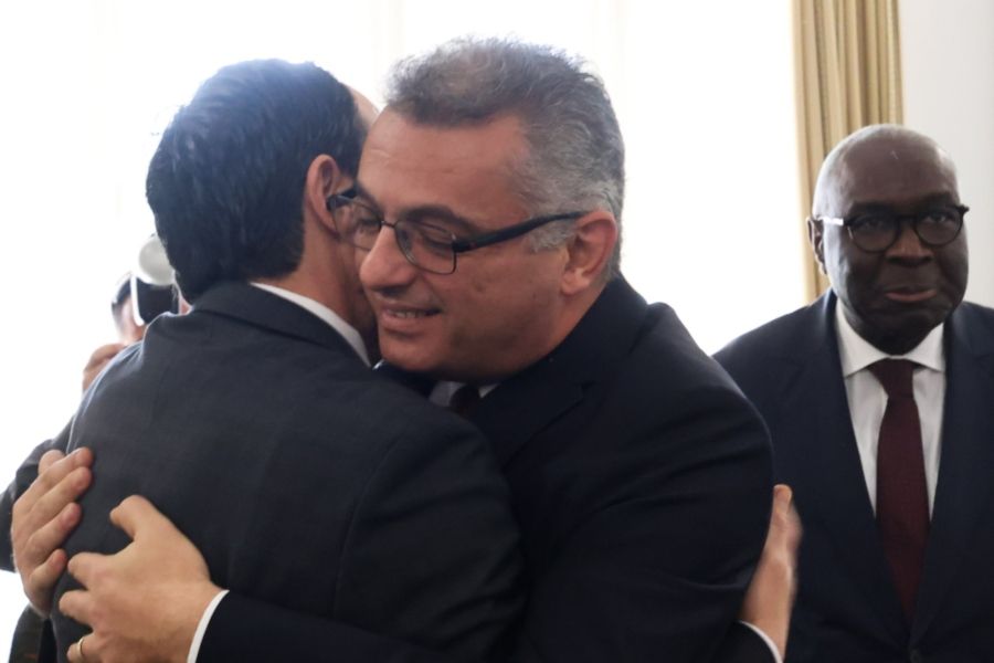 «Δεν υπάρχει λόγος να αγκαλιαζόμαστε, κρατήστε αποστάσεις»