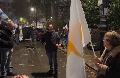 Viral Video - Τουρκοκύπριος καίει σημαία του ψευδοκράτους 