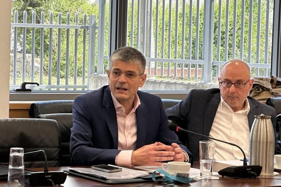 Ξενοδοχεία, πανεπιστήμια και νοσοκομεία περνούν μαζικά σε ξένα χέρια