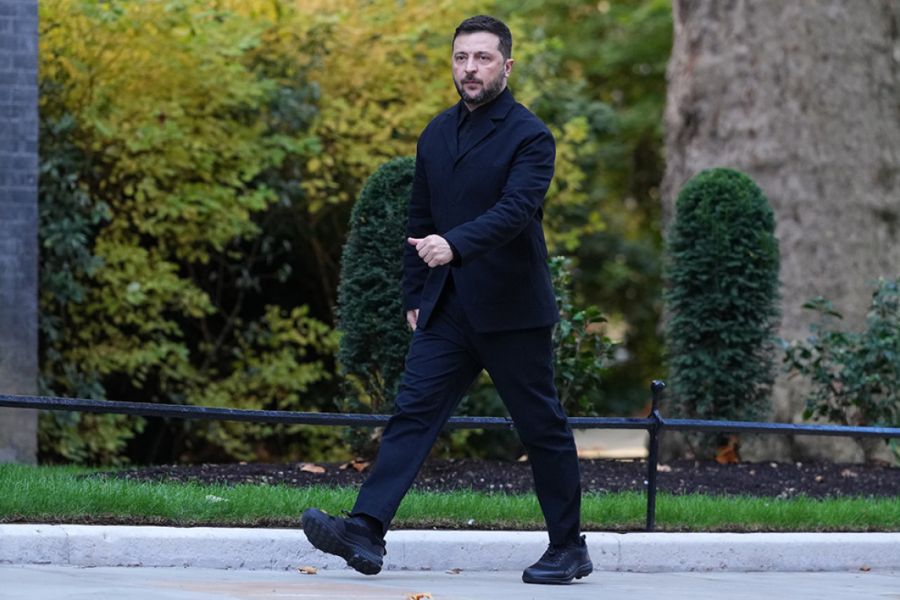 Ο Ζελένσκι ανάμεσα σε Συμπληγάδες