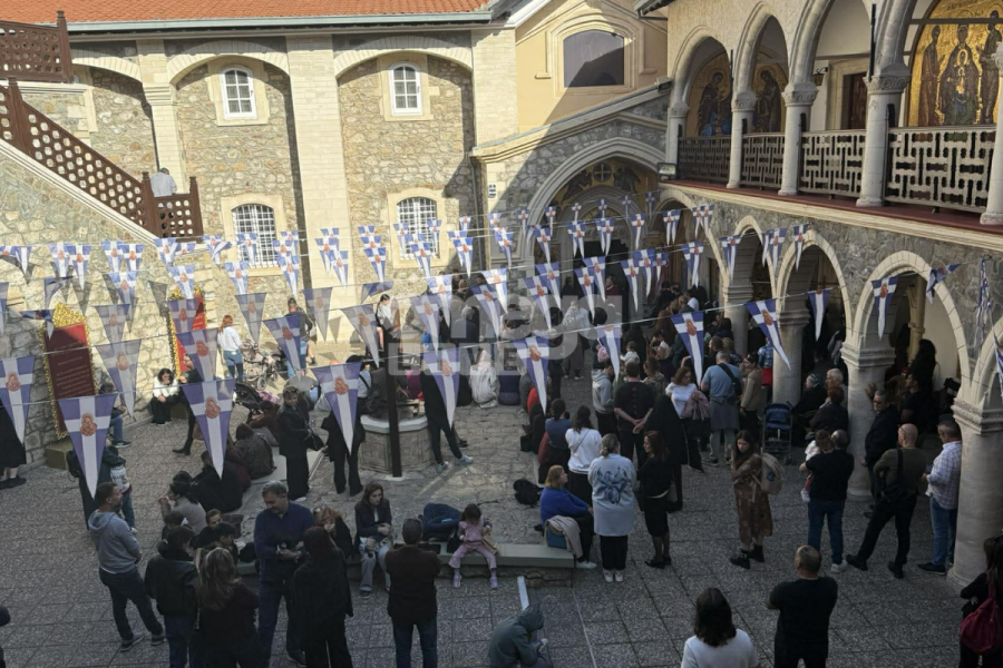 Βγήκε η ιερή εικόνα της Παναγίας μετά από 35 χρόνια (ΒΙΝΤΕΟ)