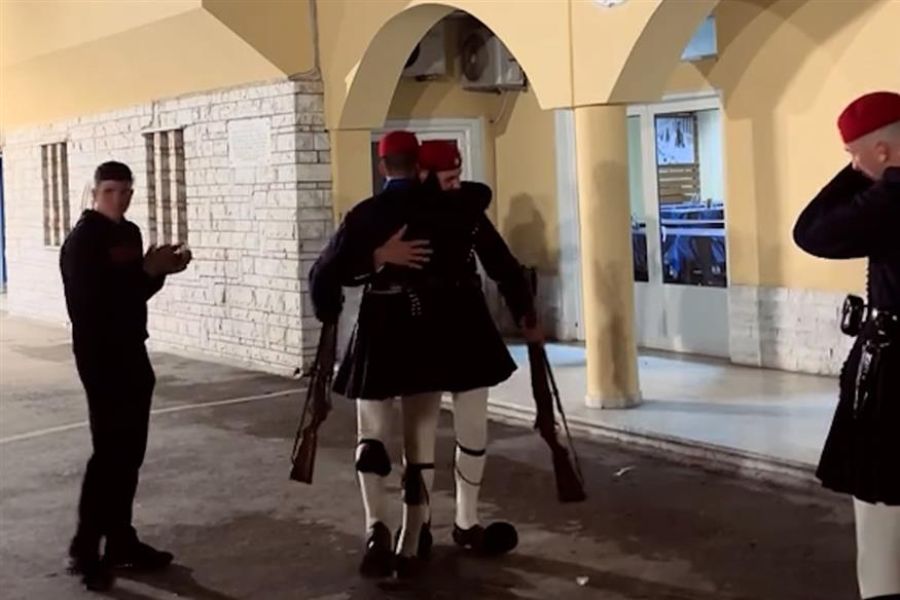 Σε δάκρυα ξέσπασαν Εύζωνες στην τελευταία υπηρεσία τους (ΒΙΝΤΕΟ)