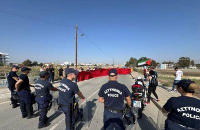 Οι διοργανωτές της εκδήλωσης τοποθέτησαν στον χώρο όπου συγκεντρώθηκαν σημαίες της Κυπριακής Δημοκρατίας και σημαίες των Ηνωμένων Πολιτειών