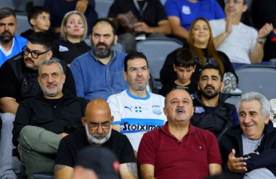 Από τα έδρανα στην κερκίδα