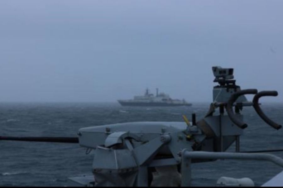 Το Πολεμικό Ναυτικό της Βρετανίας αναχαίτισε δύο ρωσικά πλοία