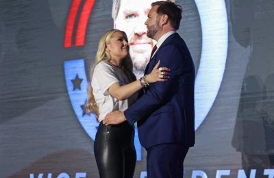 Την ίδια ώρα, φουντώνουν οι φήμες για τον γάμο του αντιπροέδρου των ΗΠΑ, καθώς η σύζυγός του, Ούσα, εμφανίστηκε χωρίς τη βέρα της