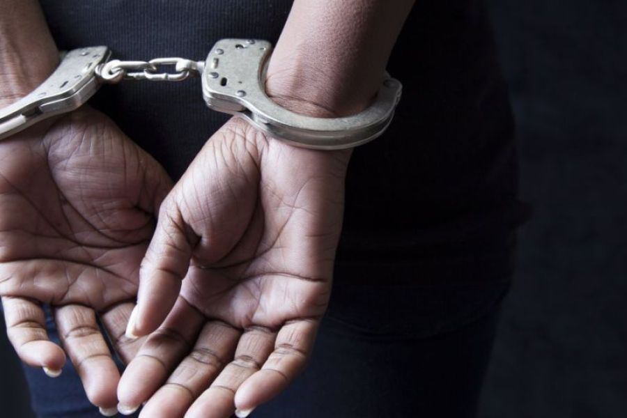 Έβαλε φωτιά στο πατάρι καταστήματος όπου διέμενε