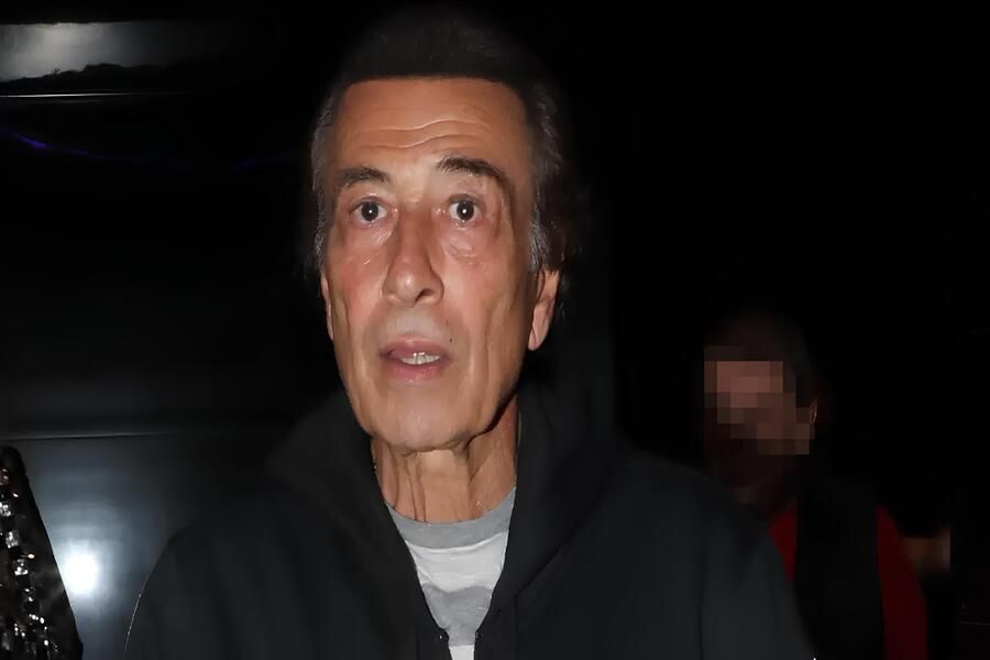 Θρńvoς για τον τραγουδιστή, Αντύπα