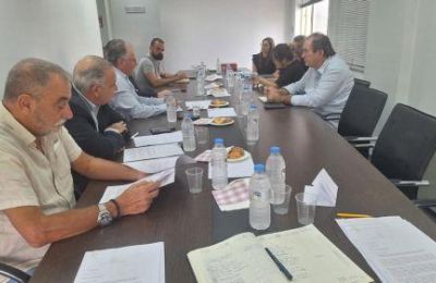 Στην συνάντηση παρευρέθηκαν εκπρόσωποι του ΕΒΕΠ, του Συλλόγου Αρχιτεκτόνων και Πολιτικών Μηχανικών και του Συνδέσμου Ανάπτυξης Ακινήτων