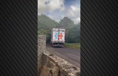 Η υπηρεσία της Google δείχνει πλέον ότι οι στενοί δρόμοι που περνάνε μέσα από το χωριό είναι η πιο σύντομη διαδρομή