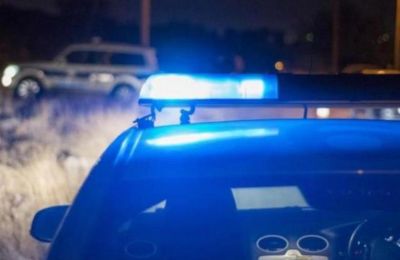 Φορούσε γκρίζες φόρμες και γκρίζες χειμερινές παντόφλες