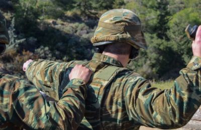 Η έκρηξη προκλήθηκε όταν ο ένας από τους δύο χειρίστηκε κατά λάθος αμυντική χειροβομβίδα, η οποία απασφάλισε και εξερράγη επιτόπου