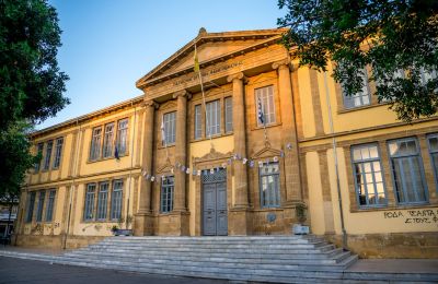 Παράλληλα, σημειώνεται, ανακοινώσεις και δηλώσεις δείχνουν την πιθανότητα αλλαγής του αρχικού σχεδιασμού, γεγονός που δημιουργεί περαιτέρω αβεβαιότητα για την τύχη του κτηρίου.