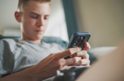 Ζητείται απαγόρευση επιβλαβών πρακτικών που προκαλούν εθισμό και προστασία από εμπορική εκμετάλλευση