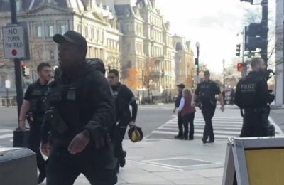 Έχει τραυματιστεί ελαφρά και νοσηλεύεται χωρίς να διατρέχει κίνδυνο, αναφέρει το Associated Press.