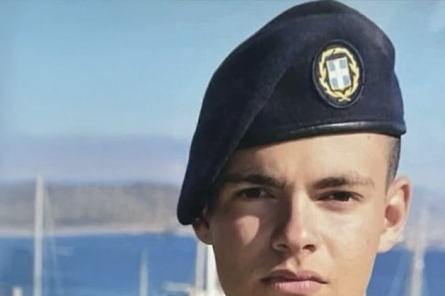 Η σπαρακτική μαντινάδα του πατέρα του 19χρονου στρατιώτη που σκοτώθηκε