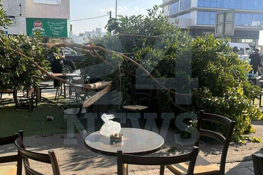 Όχημα «καρφώθηκε» σε καφετέρια στα Λατσιά