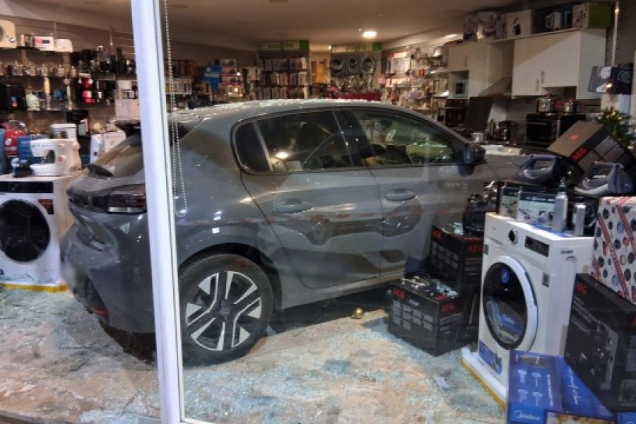 Ξέφρενη πορεία αυτοκινήτου: Μπήκε σε κατάστημα ηλεκτρικών ειδών