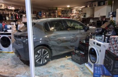 Σημαντικές οι υλικές ζημιές στο κατάστημα το οποίο ήταν κλειστό την ώρα που συνέβη το ατύχημα - Στο νοσοκομείο μεταφέρθηκε η οδηγός