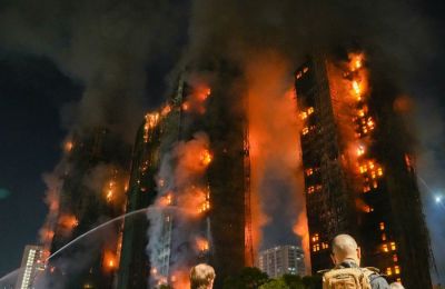 Η αστυνομία κατηγόρησε τους τρεις συλληφθέντες για «βαριά αμέλεια» - Οι πυροσβέστες προσπαθούν να βρουν ορισμένους κατοίκους που έχουν παγιδευτεί στους πάνω ορόφους