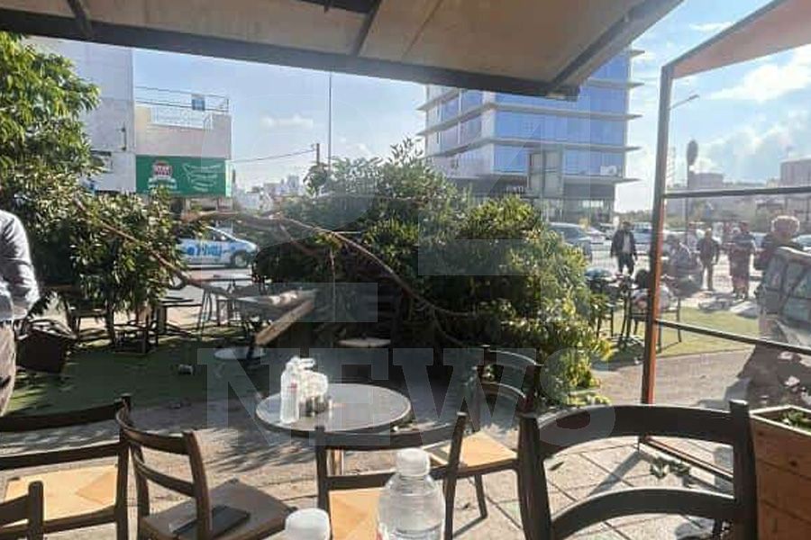 Όχημα «καρφώθηκε» σε καφετέρια στα Λατσιά