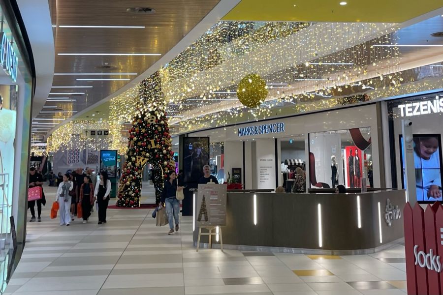 Πήραν «σβάρνα» τα μαγαζιά οι Κύπριοι: Κοσμοσυρροή στα εμπορικά (ΦΩΤΟ)