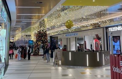 Εκπτώσεις, προσφορές που έφθασαν μέχρι και 50%, με δελεαστικές τιμές και αμέτρητες επιλογές έκαναν τους Κύπριους καταναλωτές να βγουν για ψώνια.