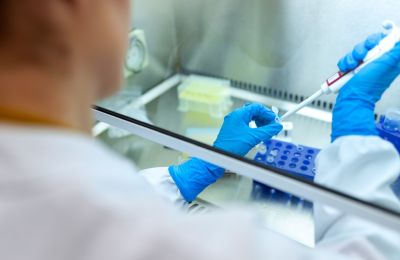 Έγραψε επίσης ότι οι νέοι κανόνες θα επιβάλλουν αυστηρούς περιορισμούς στα εμβόλια για έγκυες γυναίκες, σηματοδοτώντας μια άλλη σημαντική αλλαγή στο πλαίσιο έγκρισης της υπηρεσίας.