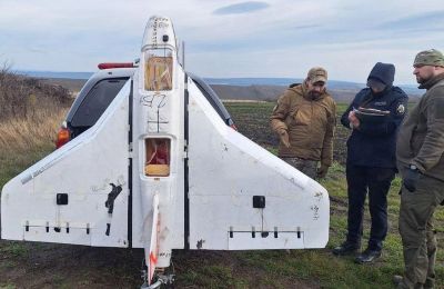 Το Yπουργείο Εσωτερικών της Μολδαβίας δήλωσε ότι αναγνώρισε δύο μη επανδρωμένα αεροσκάφη ως ρωσικά και ότι πέταξαν πάνω από το έδαφος της Μολδαβίας, προκαλώντας το κλείσιμο του εναέριου χώρου της.