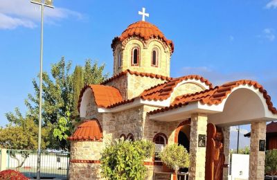 Να υπενθυμίσουμε πως χθες κλάπηκαν τα Ιερά λείψανα του από το εκκλησάκι και μέσα από την σελίδα στο Facebook, αφιερωμένη στον Άγιο Εφραίμ