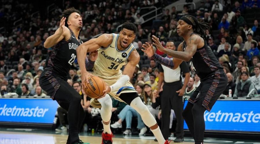 Ο Αντετοκούνμπο ξεπέρασε τους 21.000 πόντους στη νίκη επί των Νετς