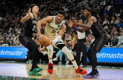 Ο Αντετοκούνμπο ξεπέρασε τους 21.000 πόντους στη νίκη επί των Νετς