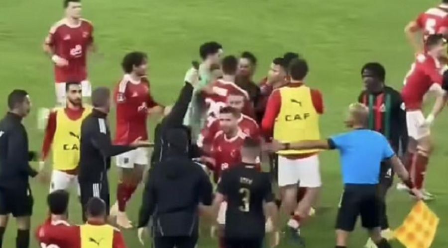 Πέταξαν μαχαίρι στον Τρεζεγκέ σε παιχνίδι Champions League (vid)