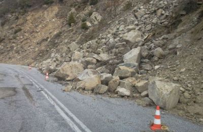 Οδηγοί προσοχή - Έντονες βροχές έφεραν κατολισθήσεις 