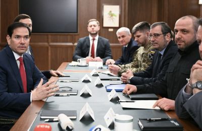 Λίγο πριν κλείσουν οι πόρτες για την έναρξη των συνομιλιών, ο Μάρκο Ρούμπιο δήλωσε ότι οι συνομιλίες με την ουκρανική αντιπροσωπεία έχουν στόχο να «ανοίξουν τον δρόμο» σε μια κυρίαρχη Ουκρανία.