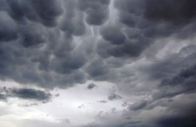 Την Τρίτη, θα παρατηρούνται κατά διαστήματα τοπικά αυξημένες νεφώσεις, οι οποίες ενδέχεται να δώσουν μεμονωμένες βροχές, κυρίως στα ορεινά. 