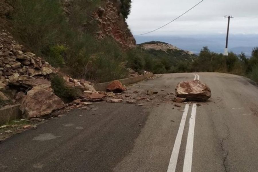Κατολισθήσεις πετρών και όγκων χώματος σε δρόμους